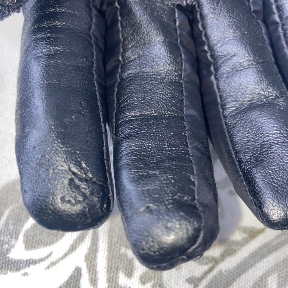 UGG All‎ Weather Touchscreen Compatible Quilted Performance Gloves S/M Black
